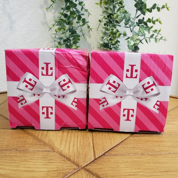 Set of 2 T-Mobile Holiday Collectible Etched 16oz Glasses (2023) NEW! - Picture 10 of 14